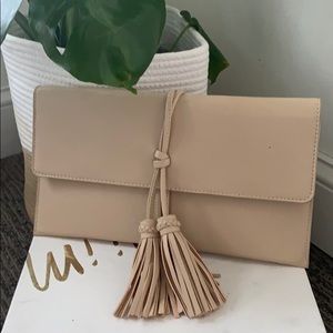 Tan clutch